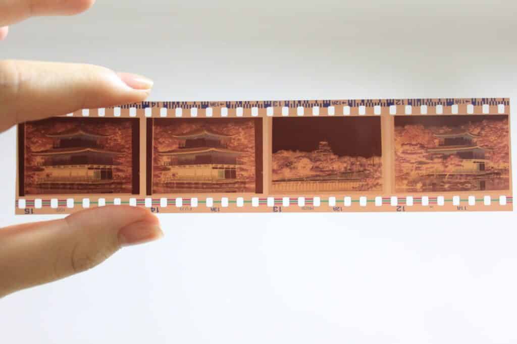 personne tenant un film de caméra